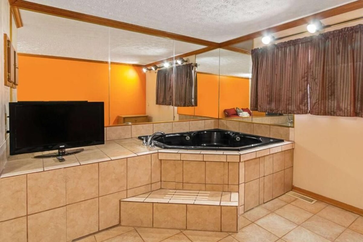 1 King Bed Nonsmoking Jacuzzi