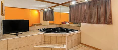 Habitación, 1 cama Queen size, para no fumadores, hidromasaje | Baño | Amenidades de baño gratuitas, secadora de cabello, toallas, jabón