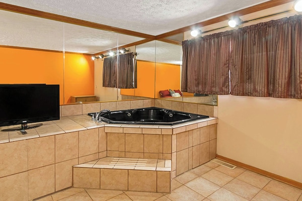 Room, 1 Queen Bed, Non Smoking, Jetted Tub | Bathroom | Free toiletries, hair dryer, towels, soap