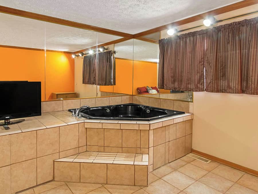 Kamar, 1 Tempat Tidur Queen, Bebas Asap Rokok, jet tub | Kamar mandi | Perlengkapan mandi gratis, pengering rambut, handuk, dan sabun