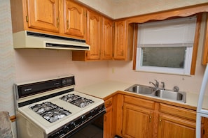 Fridge, microwave, oven, stovetop - Magnuson Hotel Extended Stay Canton Ohio (North Canton)