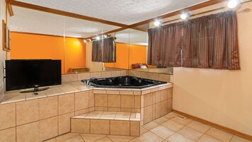 Quarto, 1 cama Queen, para não fumantes, banheira de hidromassagem | Banheira de hidromassagem
