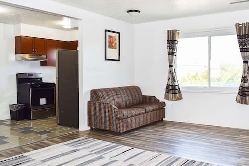 Suite, 2 Double Beds, Non Smoking, Kitchen | Private kitchen | Fridge, microwave, oven, stovetop