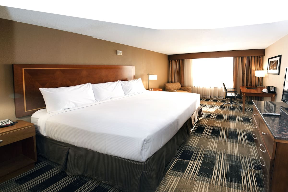 Premier Room, 1 King Bed, Non Smoking | Hypo-allergenic bedding available, down comforters, pillowtop beds