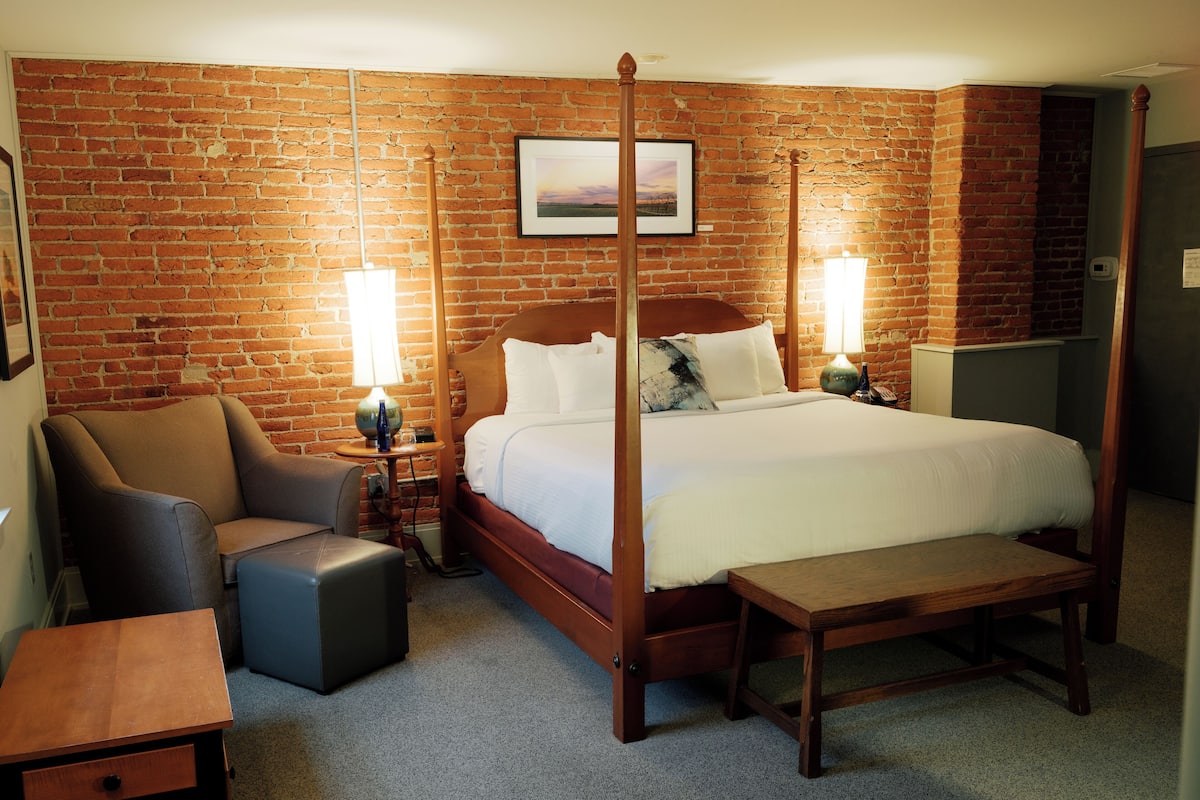 Deluxe Room, 1 King Bed | Premium bedding, individually decorated, individually furnished, desk