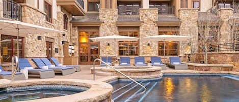 Utendørsbasseng og solsenger