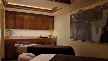 Salas de tratamiento para parejas, un sauna, baño turco