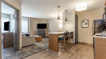 1 habitación, caja de seguridad en la habitación y escritorio