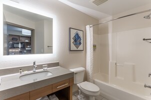 Bañera con ducha, secador de pelo, toallas