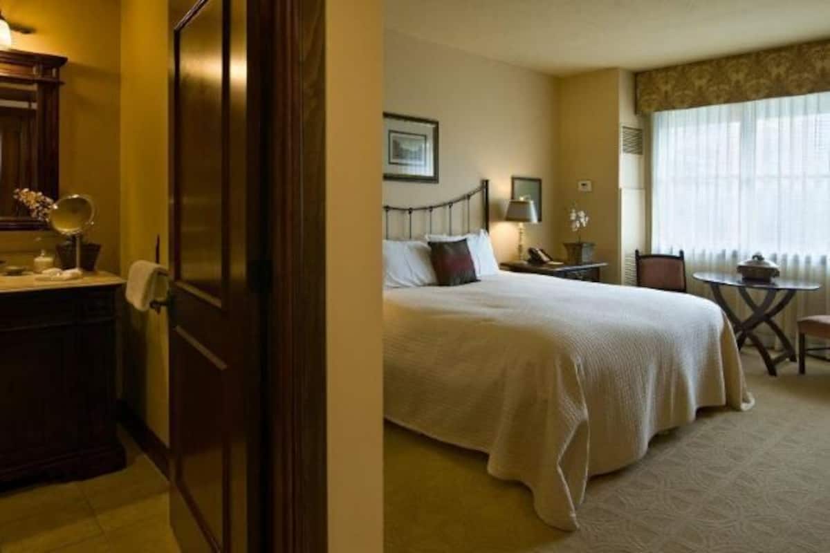 Egyptian cotton sheets, premium bedding, minibar, in-room safe