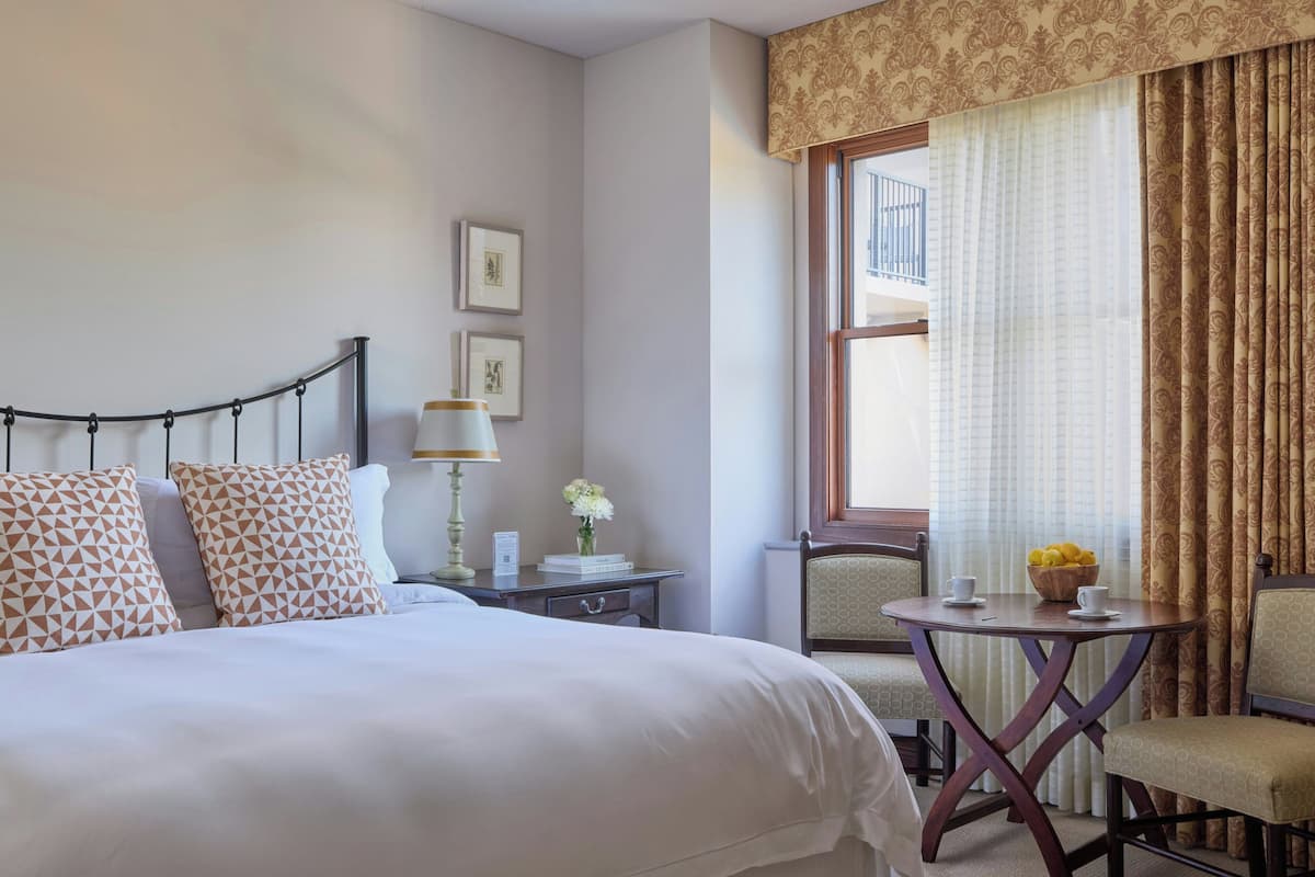 King Traditional | Egyptian cotton sheets, premium bedding, minibar, in-room safe
