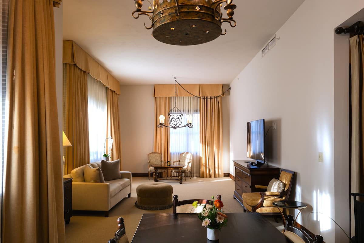 32-Zoll-LCD-Fernseher mit Kabelempfang, Fernseher, DVD-Player