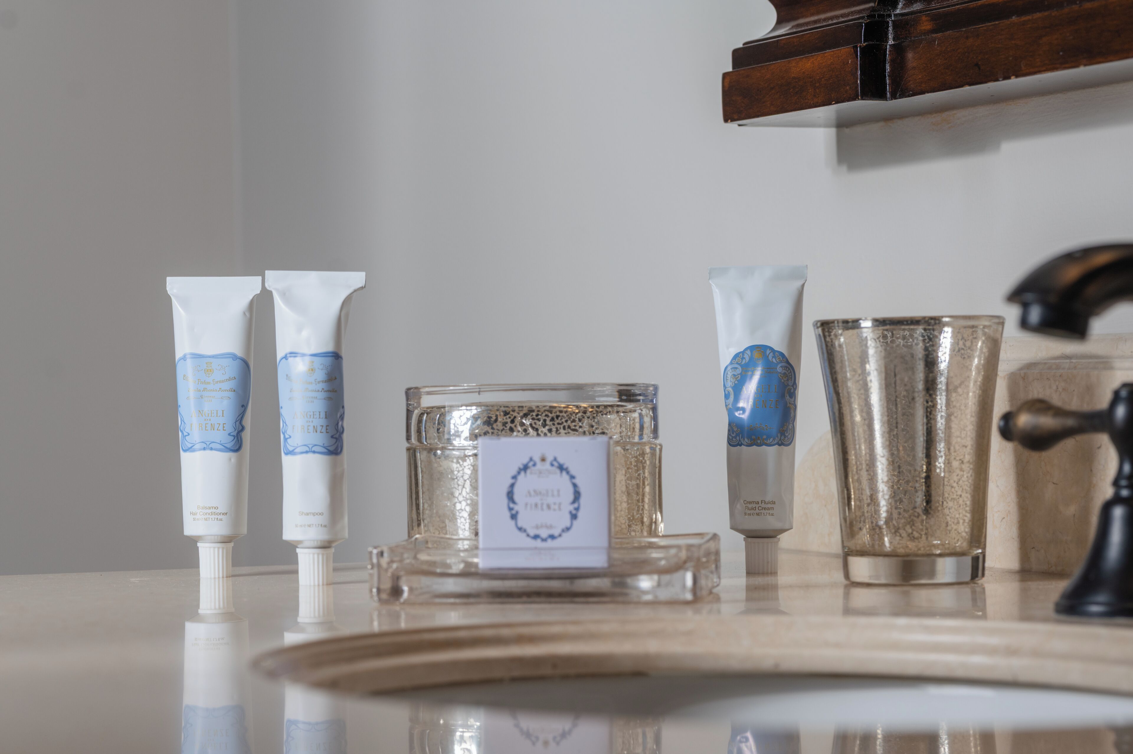 Duschwanne, Designer-Toilettenartikel, Haartrockner, Bademäntel