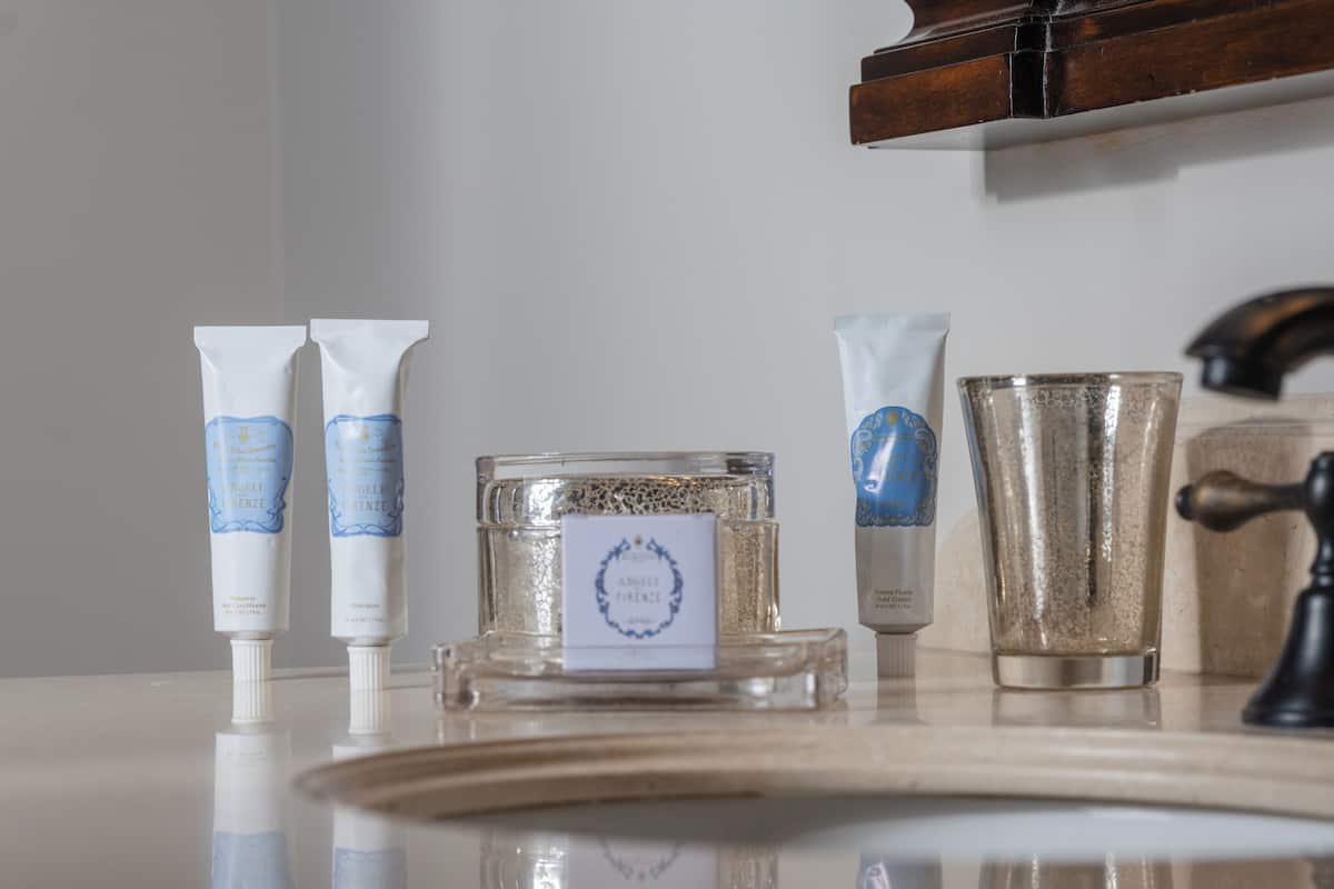 Duschwanne, Designer-Toilettenartikel, Haartrockner, Bademäntel