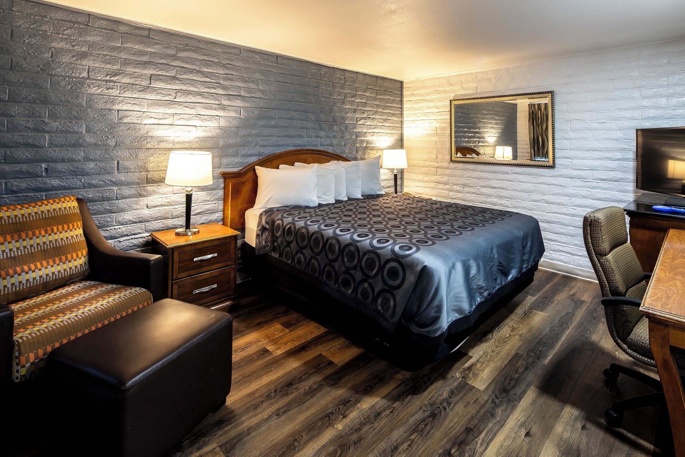 Standard Room, 1 King Bed, Non Smoking | Individually decorated, individually furnished, desk, blackout curtains