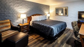 Standard Room, 1 King Bed, Non Smoking | Individually decorated, individually furnished, desk, blackout drapes