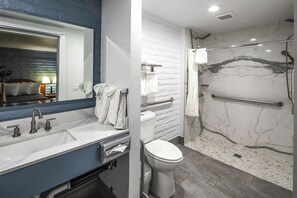 Chambre simple Standard, 1 très grand lit, accessible aux personnes à mobilité réduite | Salle de bain | Douche, articles de toilette (gratuits), séchoir à cheveux