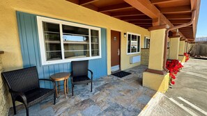 شقة إستديو بتجهيزات أساسية - سرير ملكي - بمطبخ | بديكورات فريدة لكل غرفة وطراز فريد لكل وحدة ومكتب وستائر تعتيم