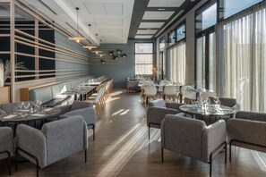 Se sirven desayunos, comidas y cocina internacional con vista al jardín