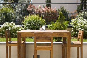 Breakfast, lunch, dinner served; international cuisine, garden views 