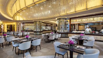 Daily buffet breakfast (CNY 128 per person)