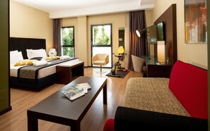 Een hotelkamer met een bed, een bureau, een stoel, een bank en een televisie.