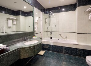 Duschwanne, Haartrockner, Bidet, Handtücher