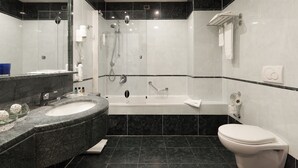A modern bathroom with a large sink, a bathtub, and a toilet. - Holiday Inn Turin Corso Francia by IHG (Turin)