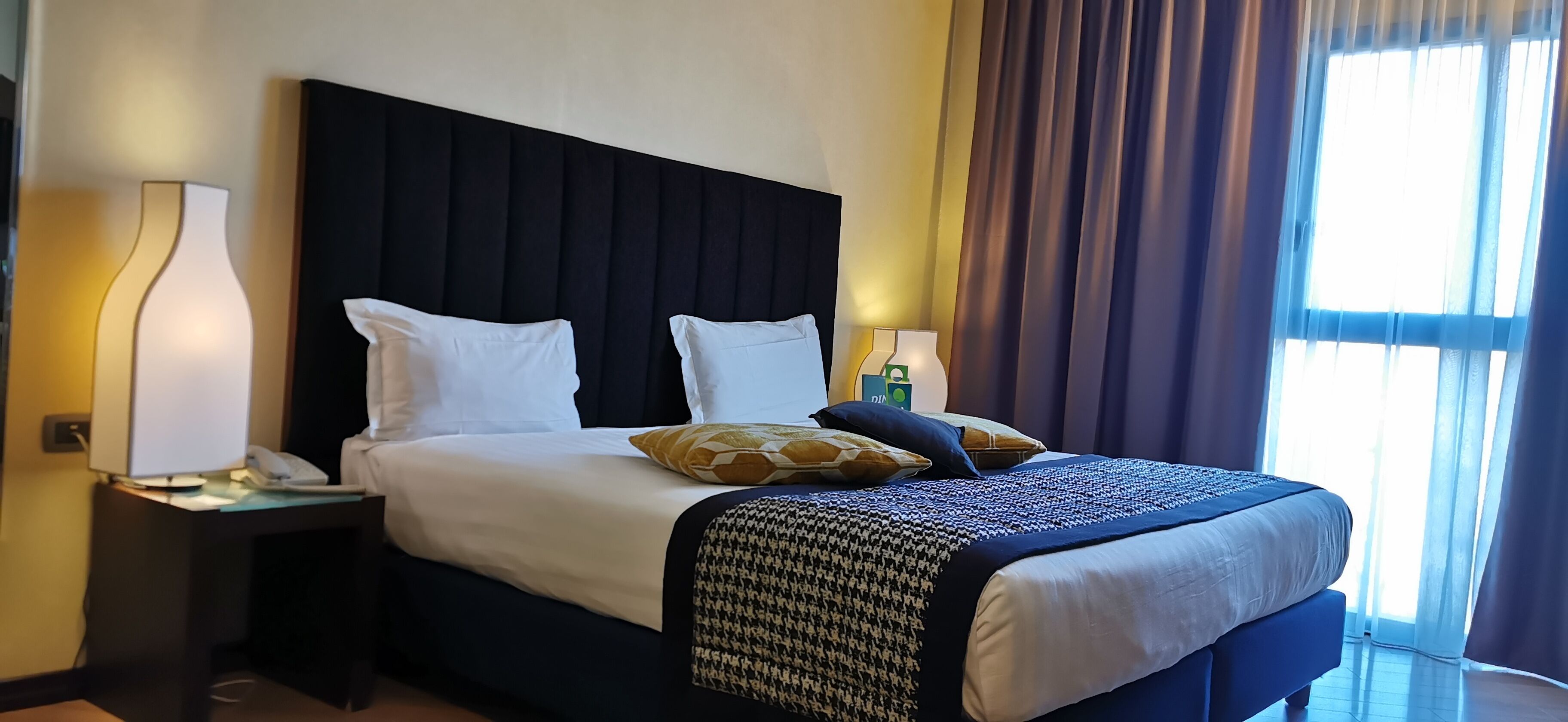 standard room, 1 queen bed, accessible | 1 bedroom, minibar, in-room safe, desk