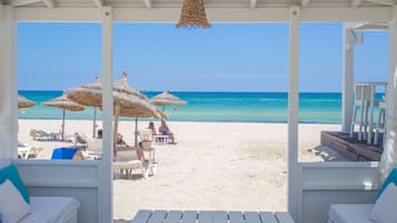 5 bares/lounges, bar na praia