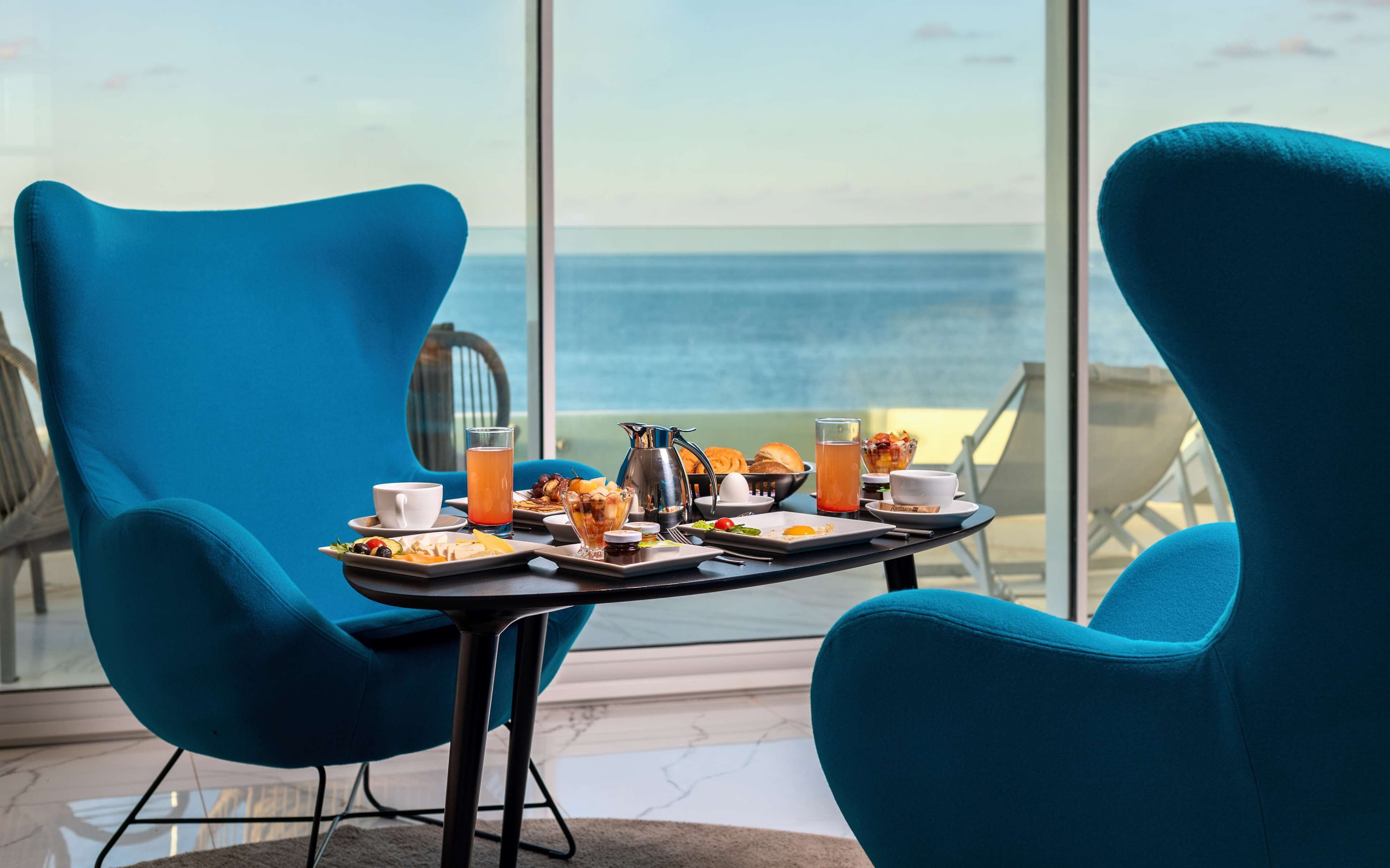 5 restaurants, breakfast, lunch, dinner served; seafood