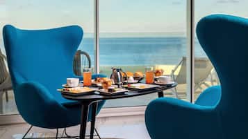 5 restaurants, breakfast, lunch, dinner served; seafood