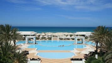 Piscina interna, piscina externa, funciona das 8h às 19h, guarda-sóis
