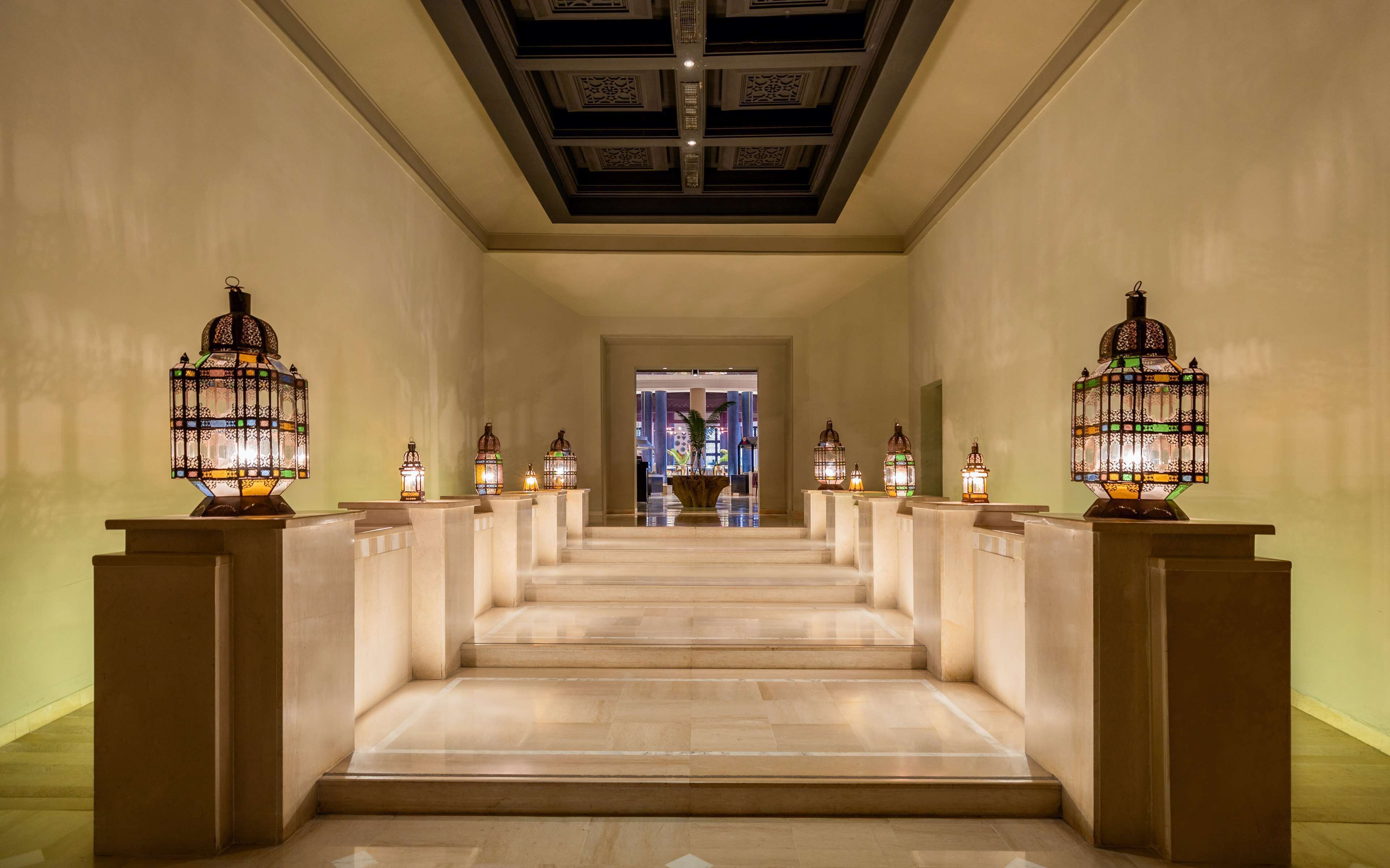 5 restaurants, breakfast, lunch, dinner served; seafood