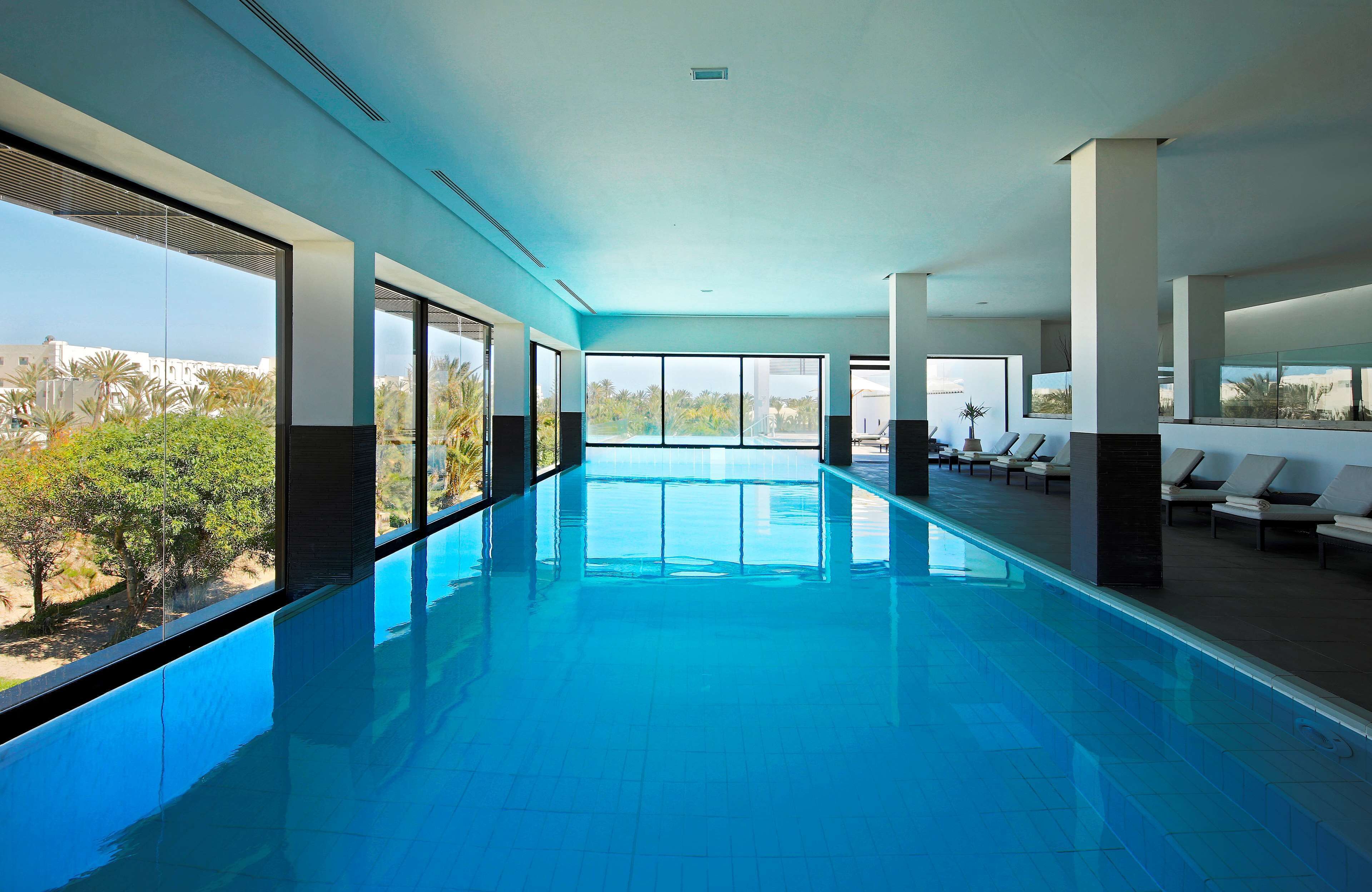 Una piscina interior moderna con vistas despejadas del paisaje circundante.