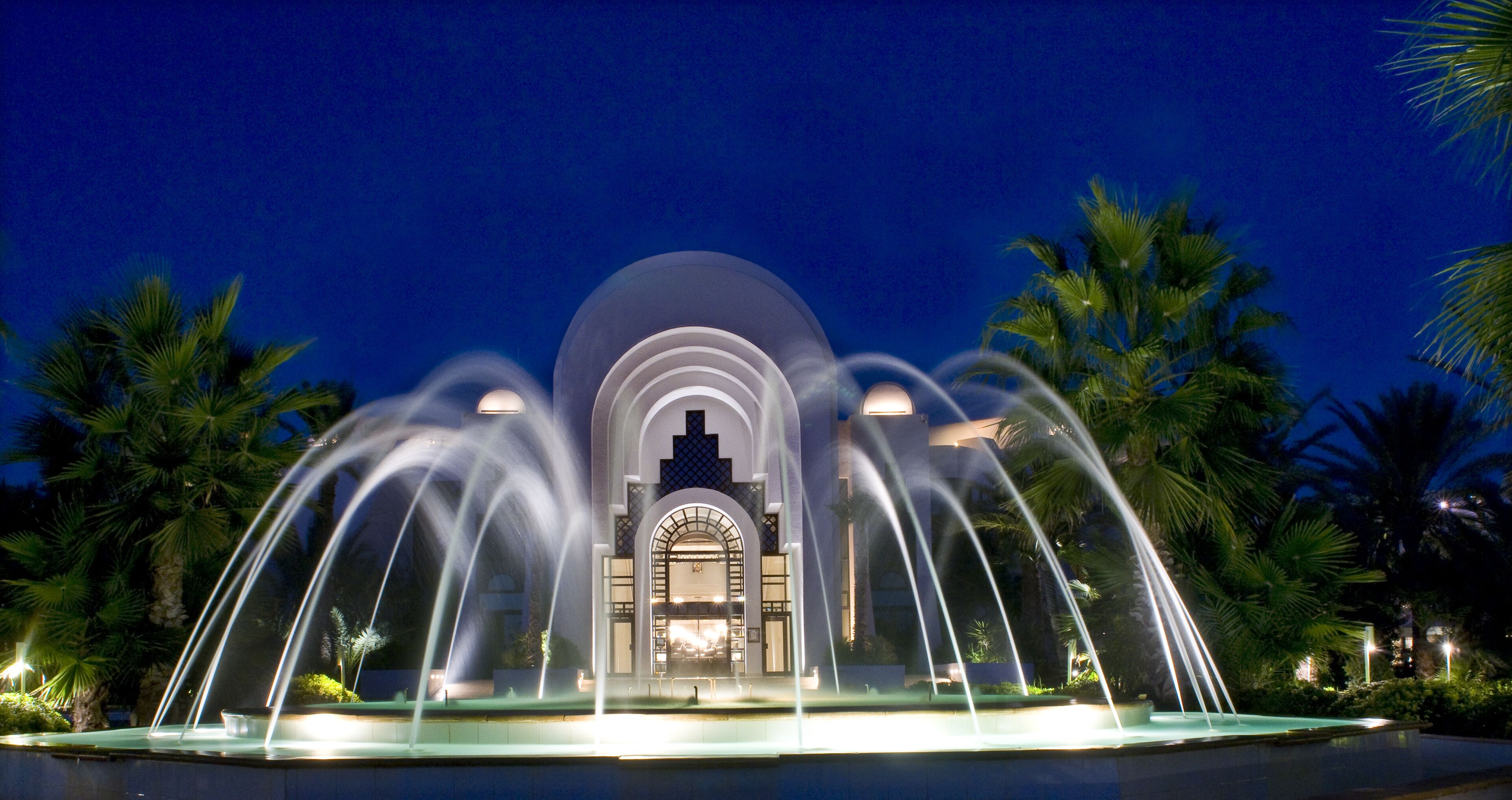 Vista frontal de la propiedad por la tarde o noche