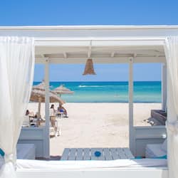 5 bars/lounges, beach bar