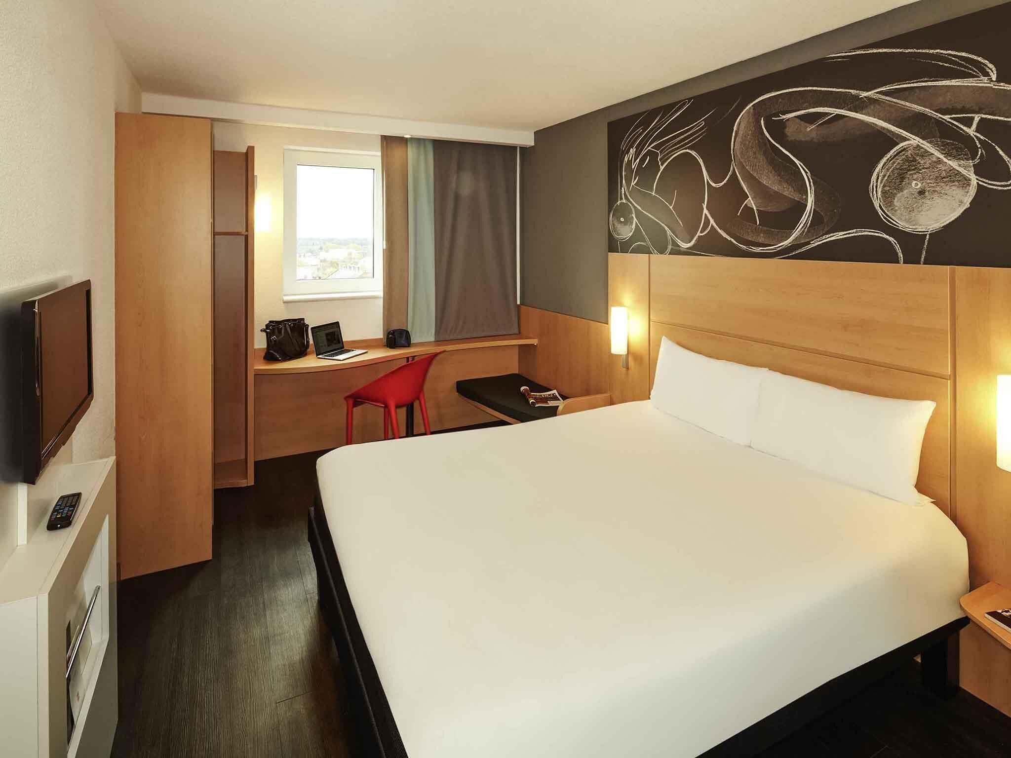 Double Room, 1 Double Bed | Hypo-allergenic bedding, desk, blackout curtains, soundproofing