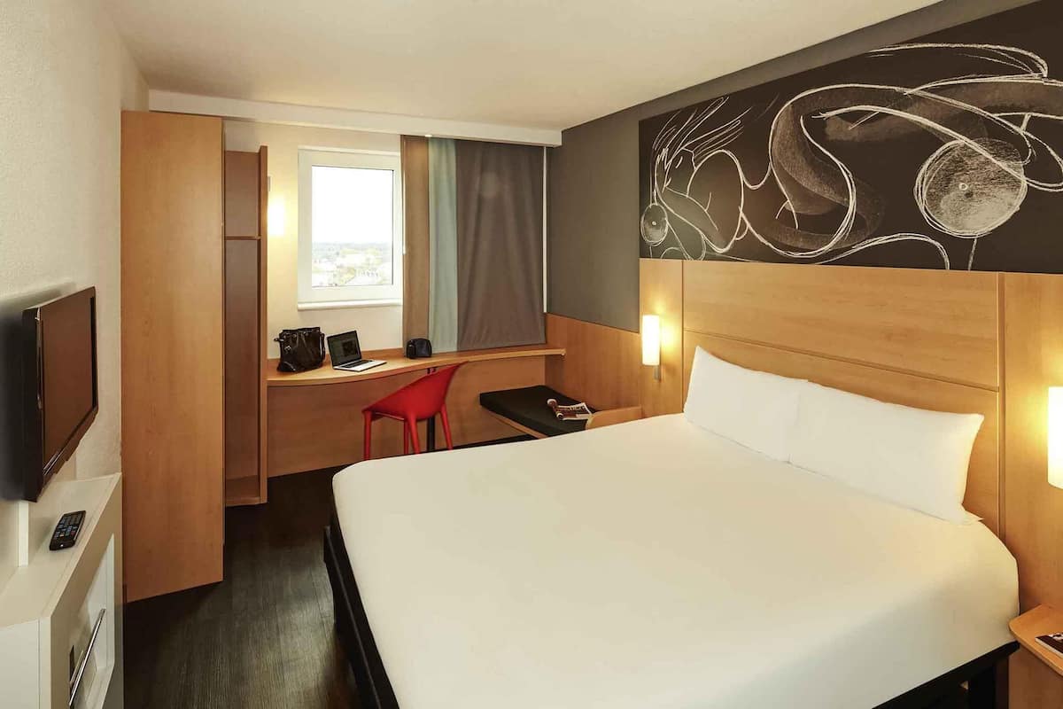 Double Room, 1 Double Bed | Hypo-allergenic bedding, desk, blackout drapes, soundproofing