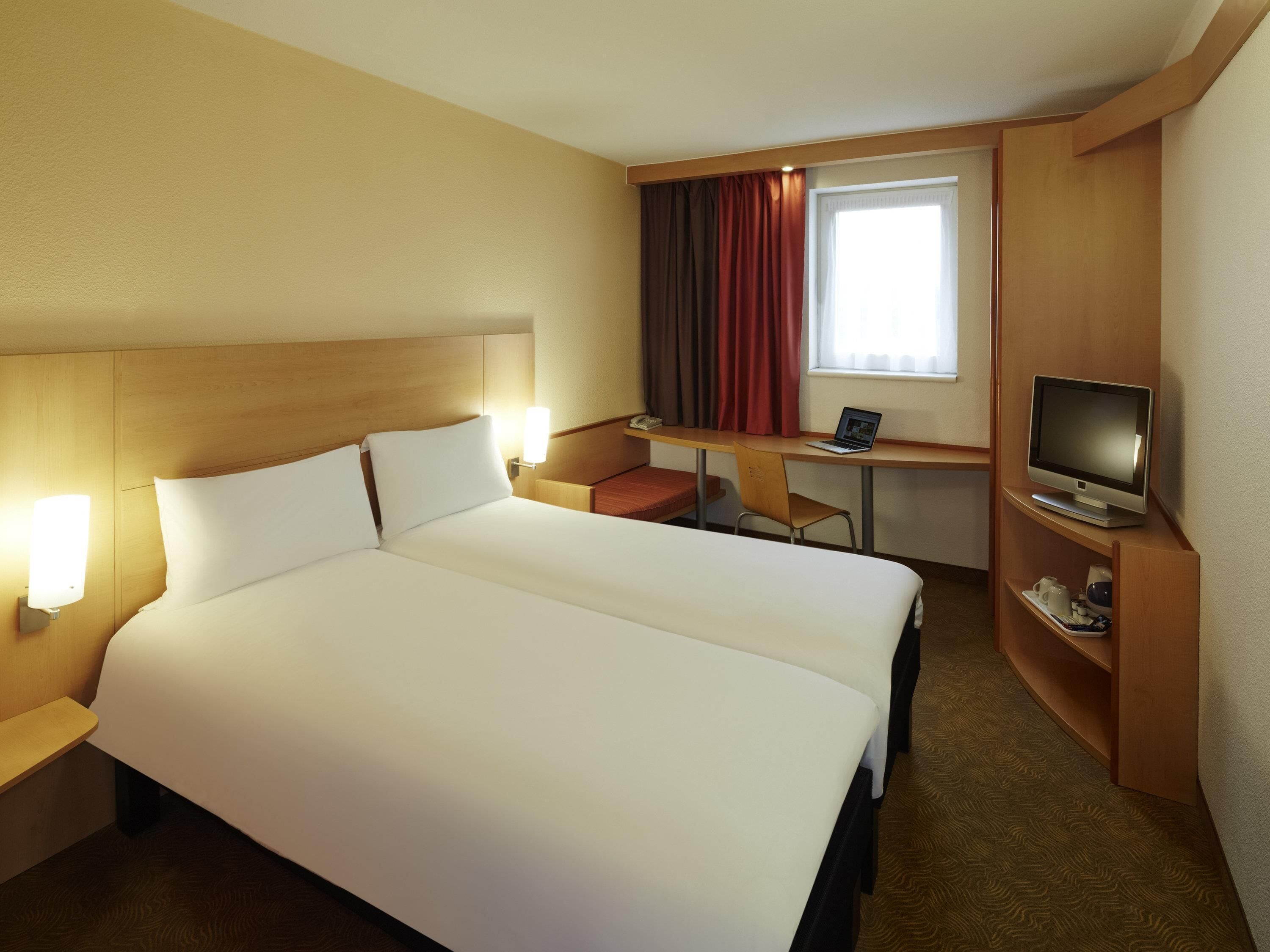 Twin Room, 2 Twin Beds | Hypo-allergenic bedding, desk, blackout drapes, soundproofing