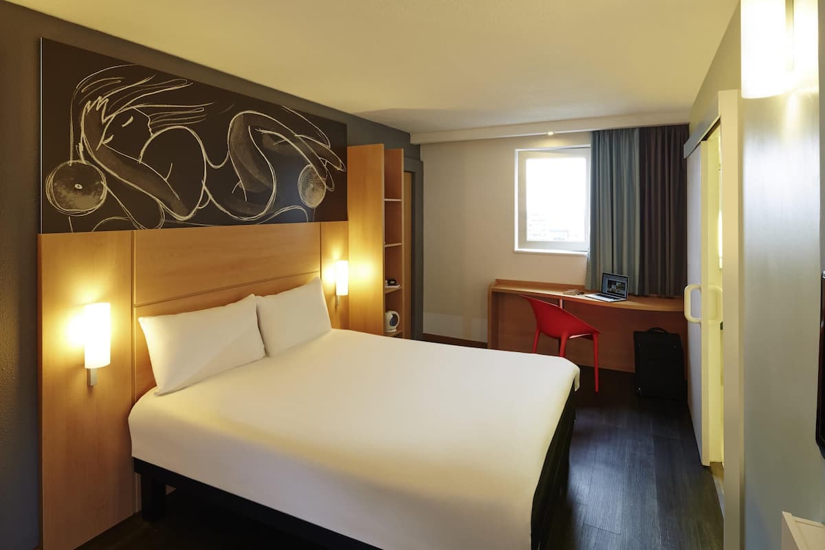 Szoba kétszemélyes ággyal, 1 kétszemélyes ágy | Hipoallergén ágynemű, íróasztal, sötétítőfüggöny és hangszigetelés