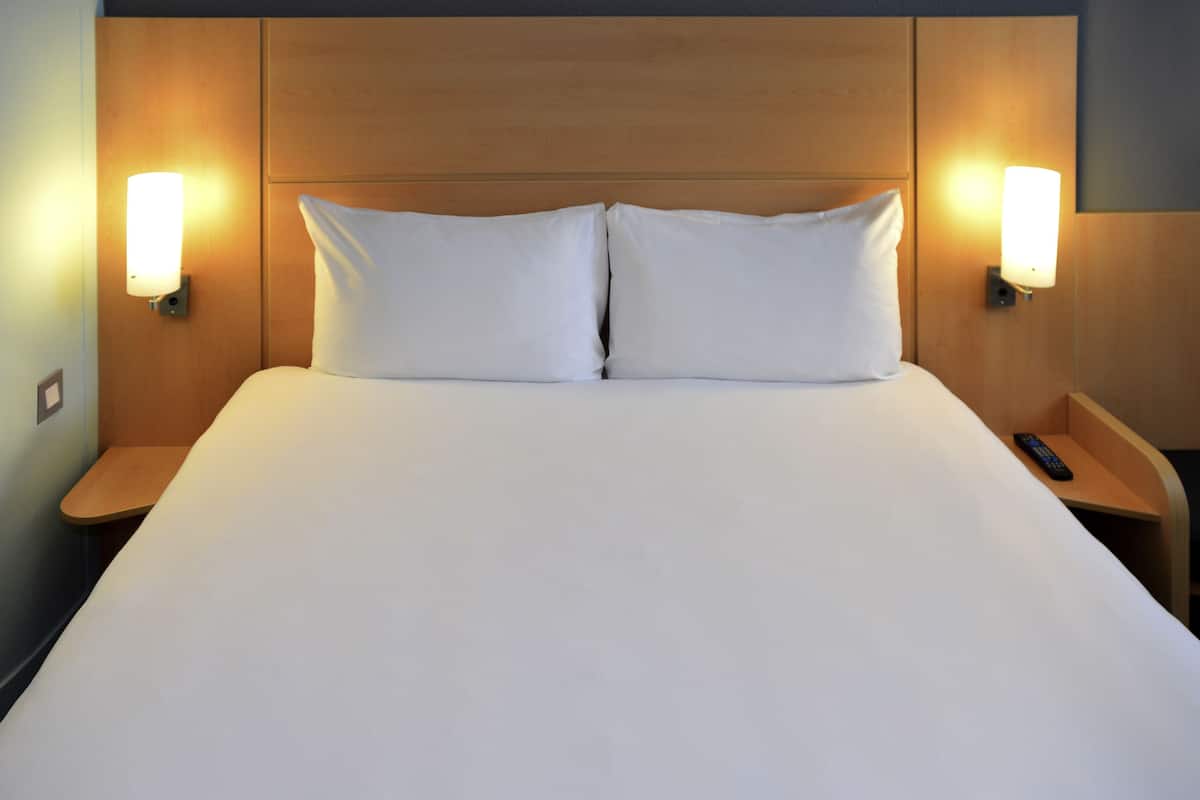 double room, 1 double bed | hypo-allergenic bedding, desk, blackout curtains, soundproofing