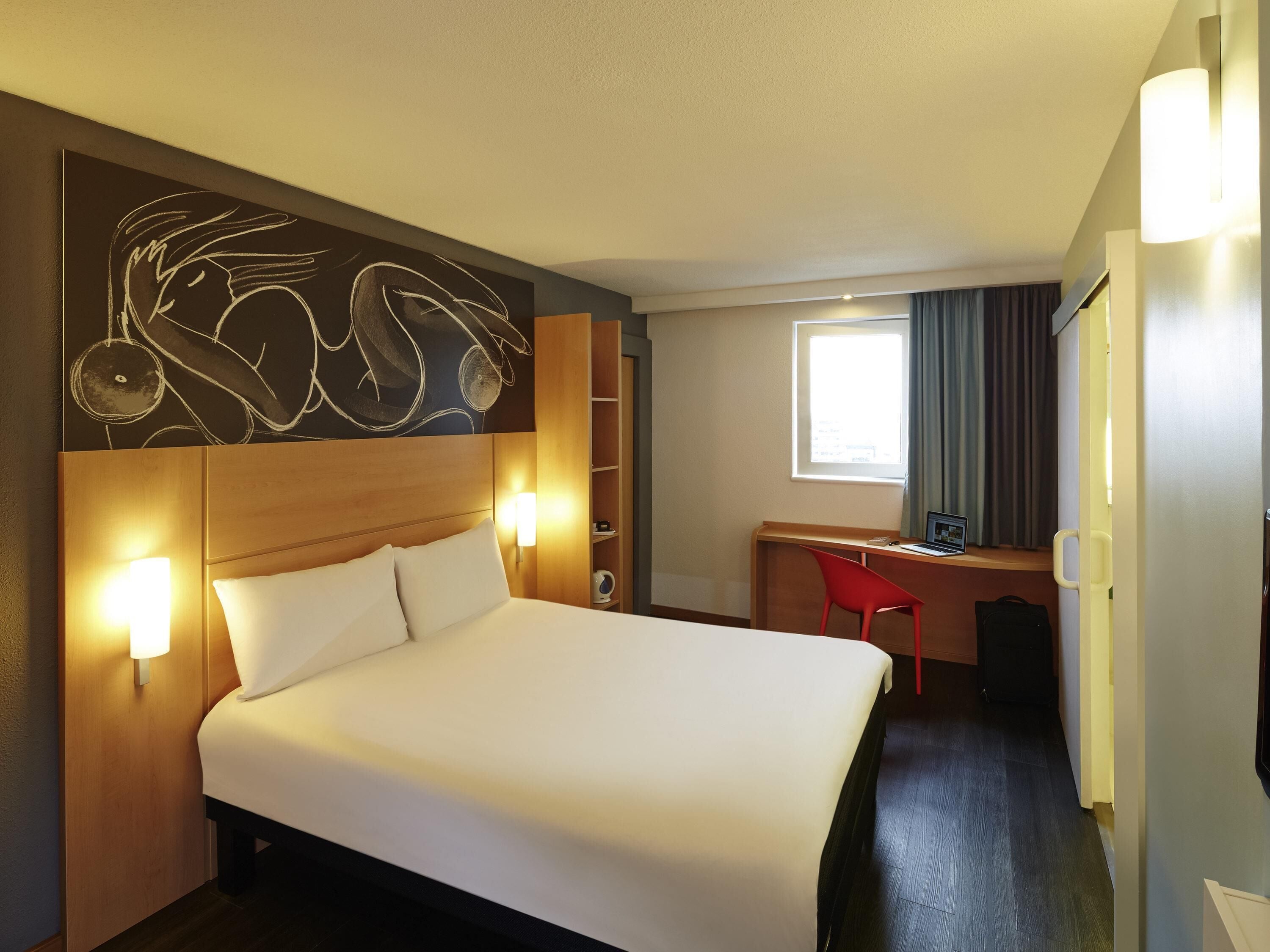 Double Room, 1 Double Bed | Hypo-allergenic bedding, desk, blackout drapes, soundproofing