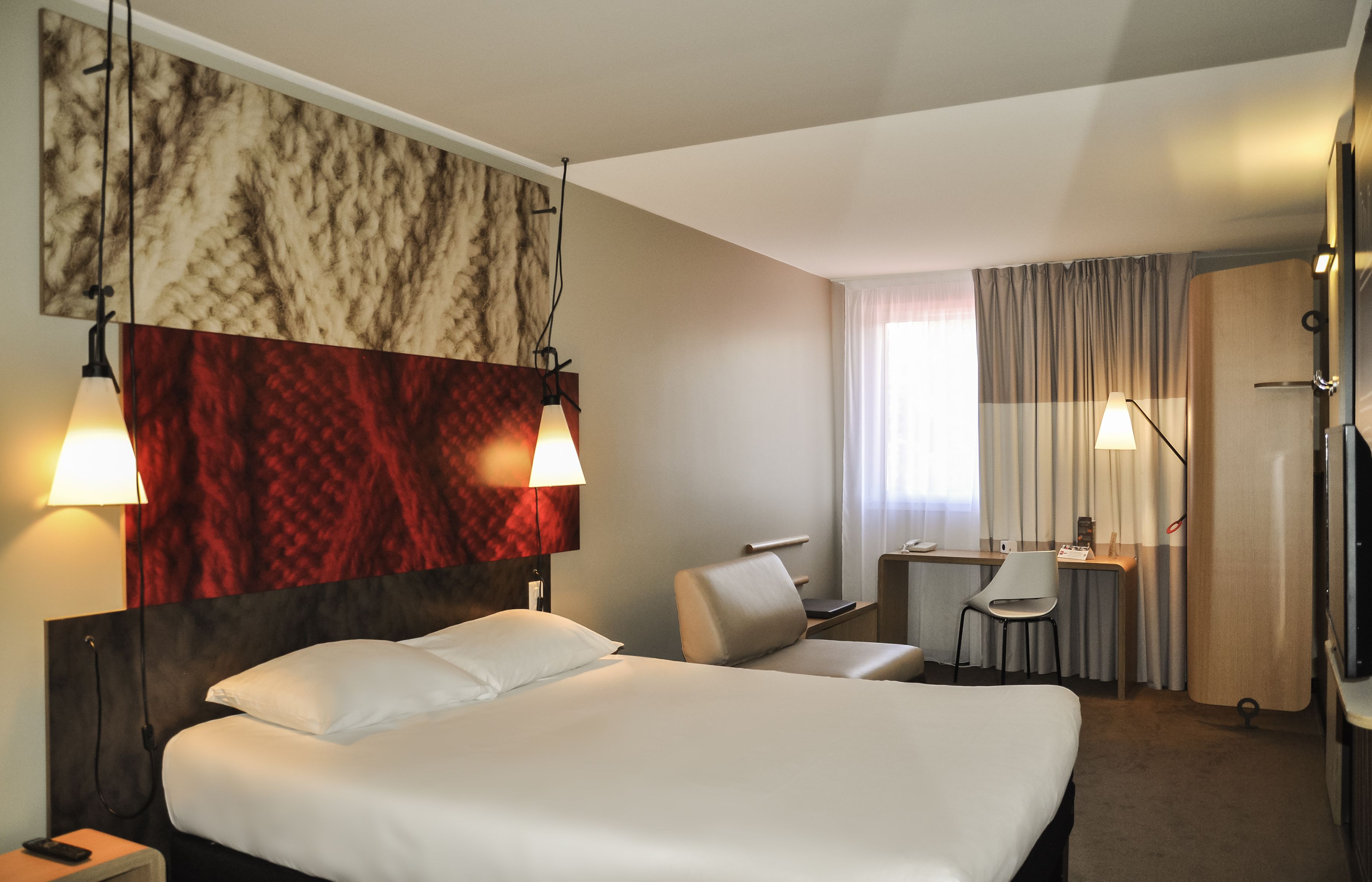 double room, 1 double bed | hypo-allergenic bedding, desk, blackout curtains, soundproofing