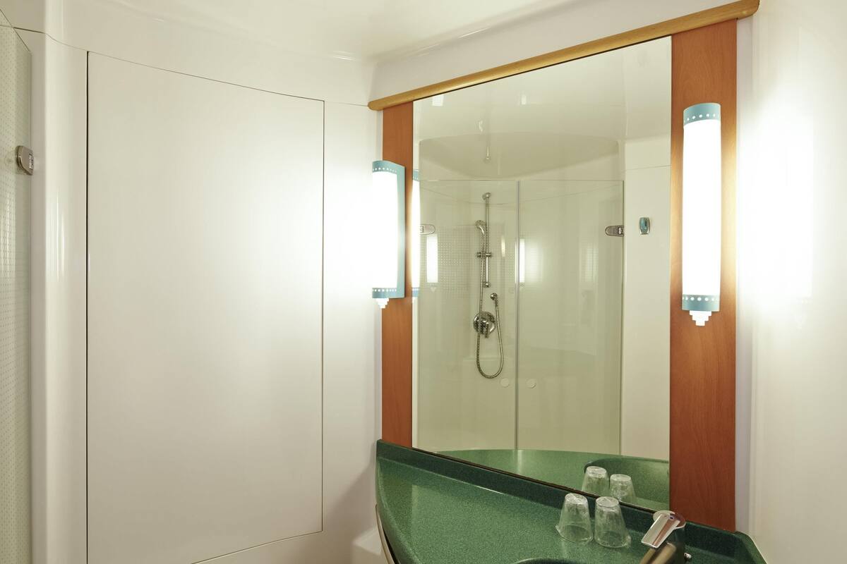 twin room, 2 single beds | hypo-allergenic bedding, desk, blackout curtains, soundproofing