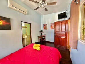 Escritorio, espacio para trabajar con laptop y wifi gratis 