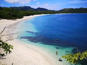 Plage, navette pour la plage, serviettes de plage, massages sur la plage