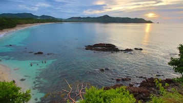 Am Strand, Shuttle zum Strand, Strandtücher, Massagen am Strand