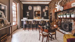 Bar (trong khuôn viên)