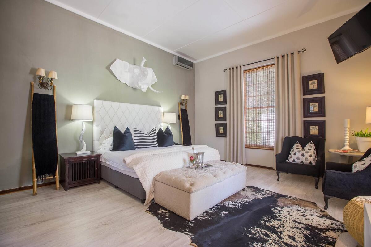 Deluxe Double Room | In-room safe, desk, individually decorated, bed sheets
